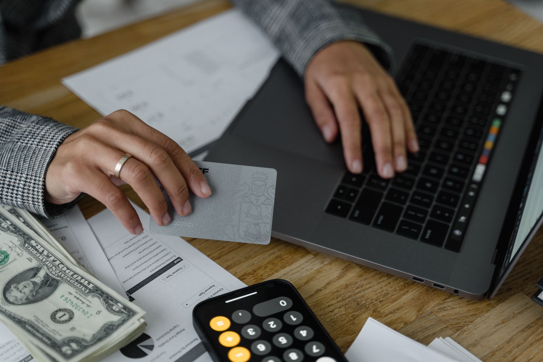 Credit card next to a calendar representing billing statement closing date