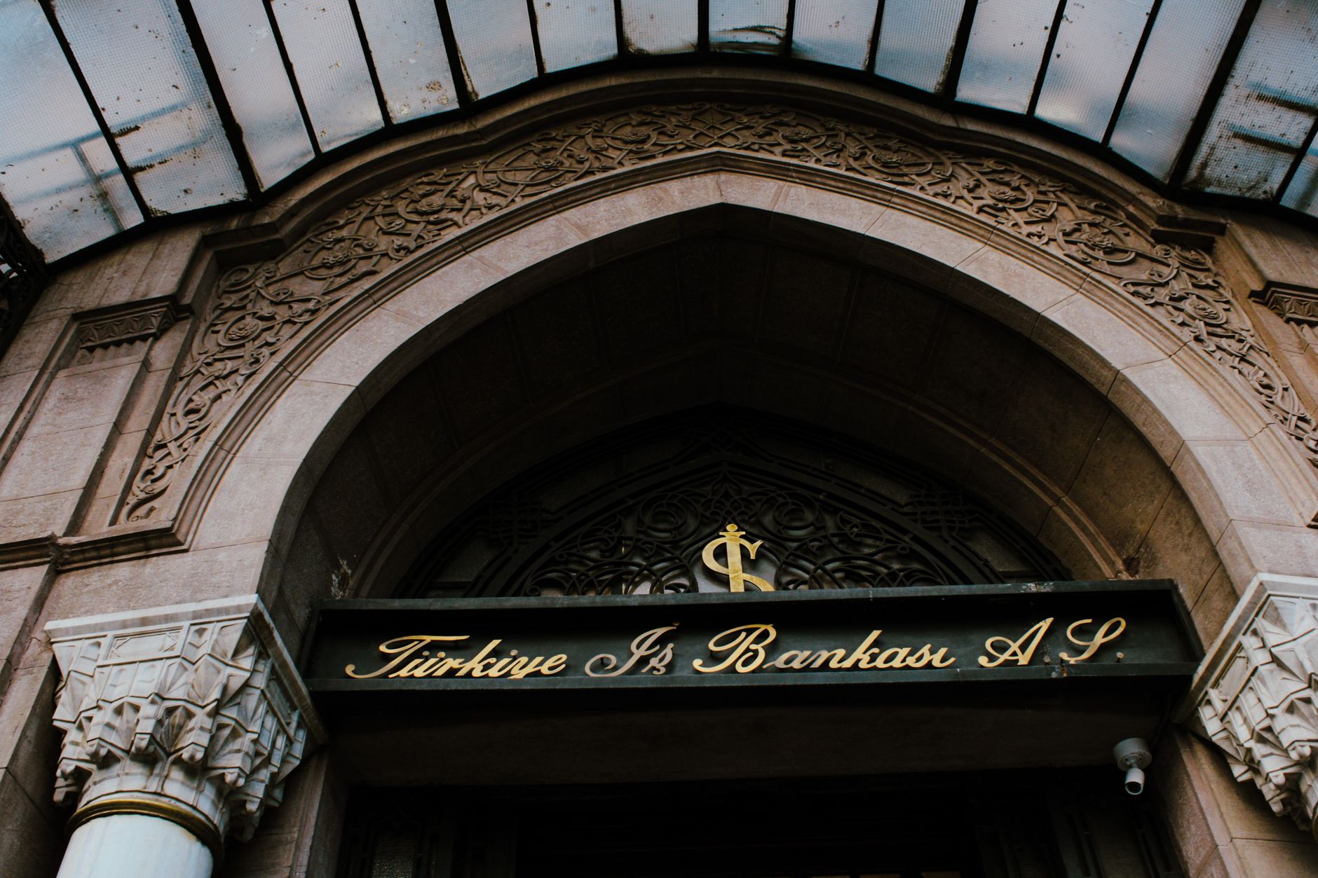 Bank building on a federal holiday when ACH transfers and deposits are paused