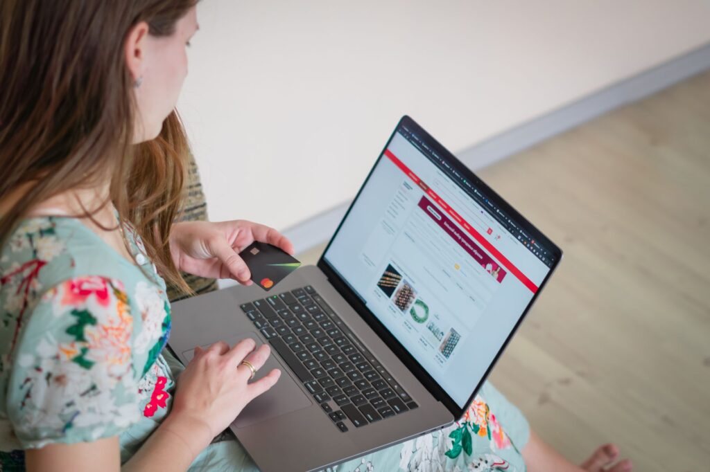 Shopper paying online with a credit card on a laptop, illustrating how cash back portals earn affiliate commissions