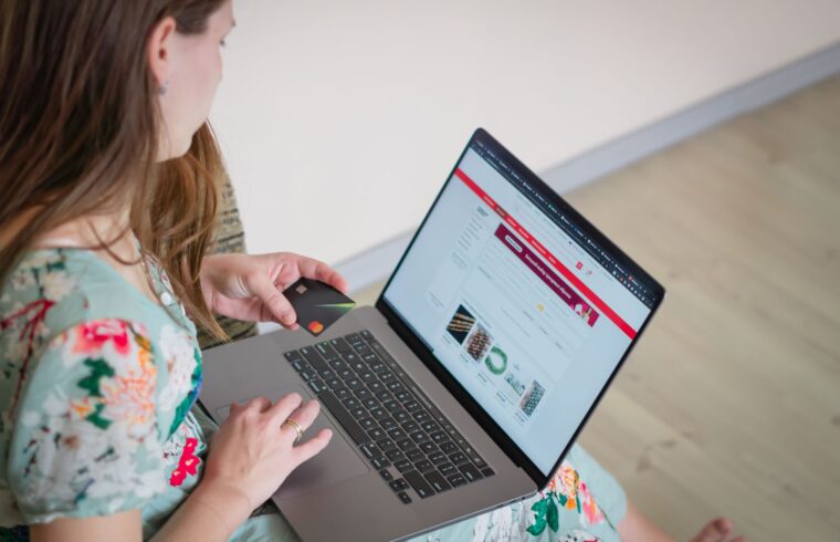 Shopper paying online with a credit card on a laptop, illustrating how cash back portals earn affiliate commissions